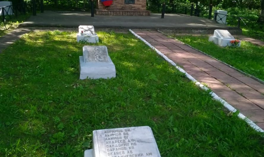 Уберите триколоры от могил красноармейцев!